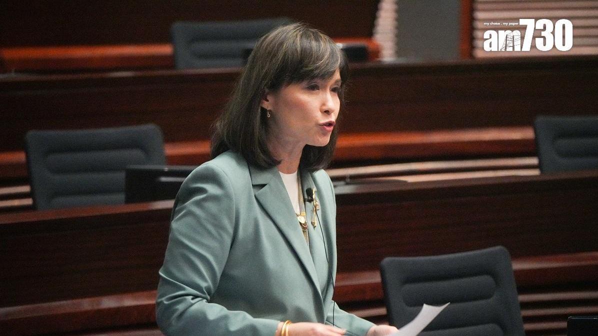 世界桌球大獎賽早前出現「未完場，趕人走」的風波，而告示上的「curfew」一字亦引發爭議。不過，立法會議員江玉歡翻查資料發現「curfew」不只是可代表宵禁，同時是表演常用語，即是限制在某個時間清場。