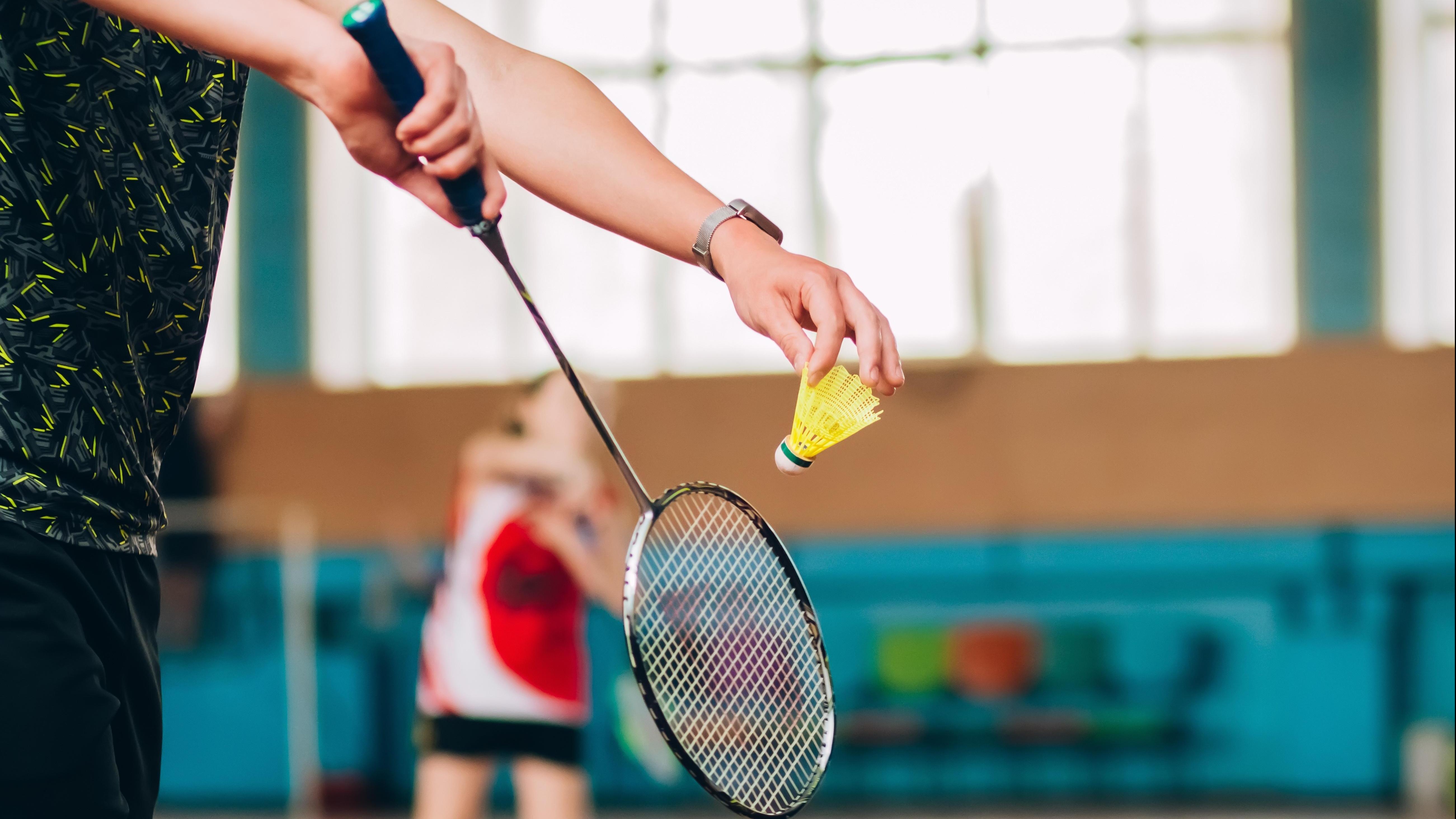 急性肌腱炎因單次過度使用，慢性肌腱炎則是長期反覆發生。