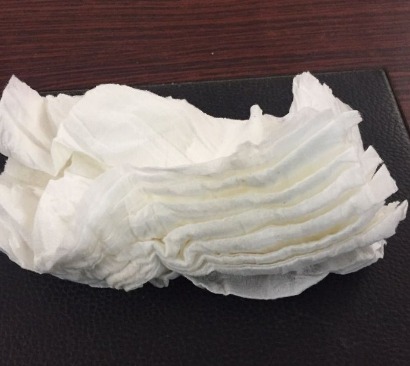 一團濕紙巾竟值7000人民幣！深圳一名頑童近日將使用後的濕紙隨手巾由二樓丟出窗外，把泊於樓下一輛汽車的車頭蓋打凹，需賠償車主7000元。 (資料圖片)