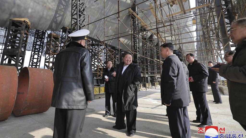 朝中社周六(8日)報道，金正恩視察建造潛艇的大型造船廠，並公布一艘稱為「核動力戰略導向導彈潛艇」的照片。(美聯社)