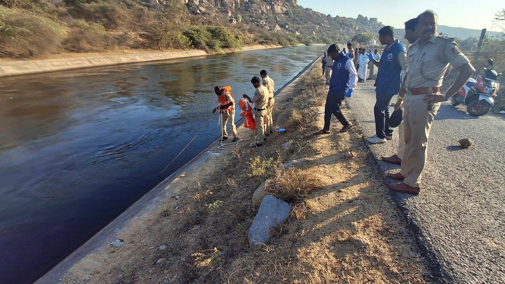 印度3男侵犯女遊客，同行男子遭推落河身亡，警方打撈死者遺體。（美聯社）
