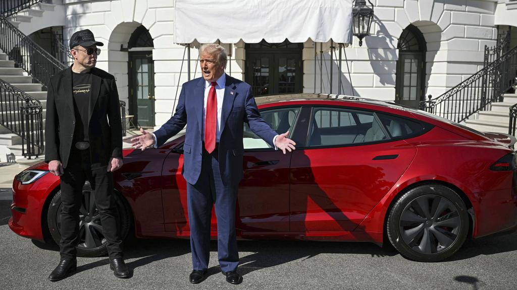 特朗普選擇了一輛紅色Model S作為其座駕，以示對馬斯克的支持。(AP)