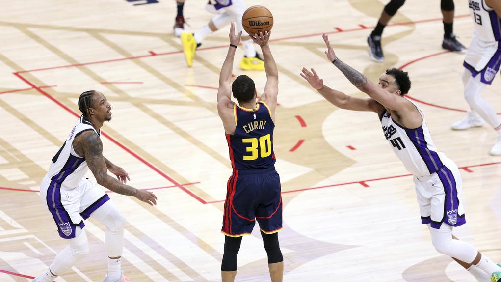 居里生涯第4000個3分球，帶領勇士擊敗帝王。(美聯社)