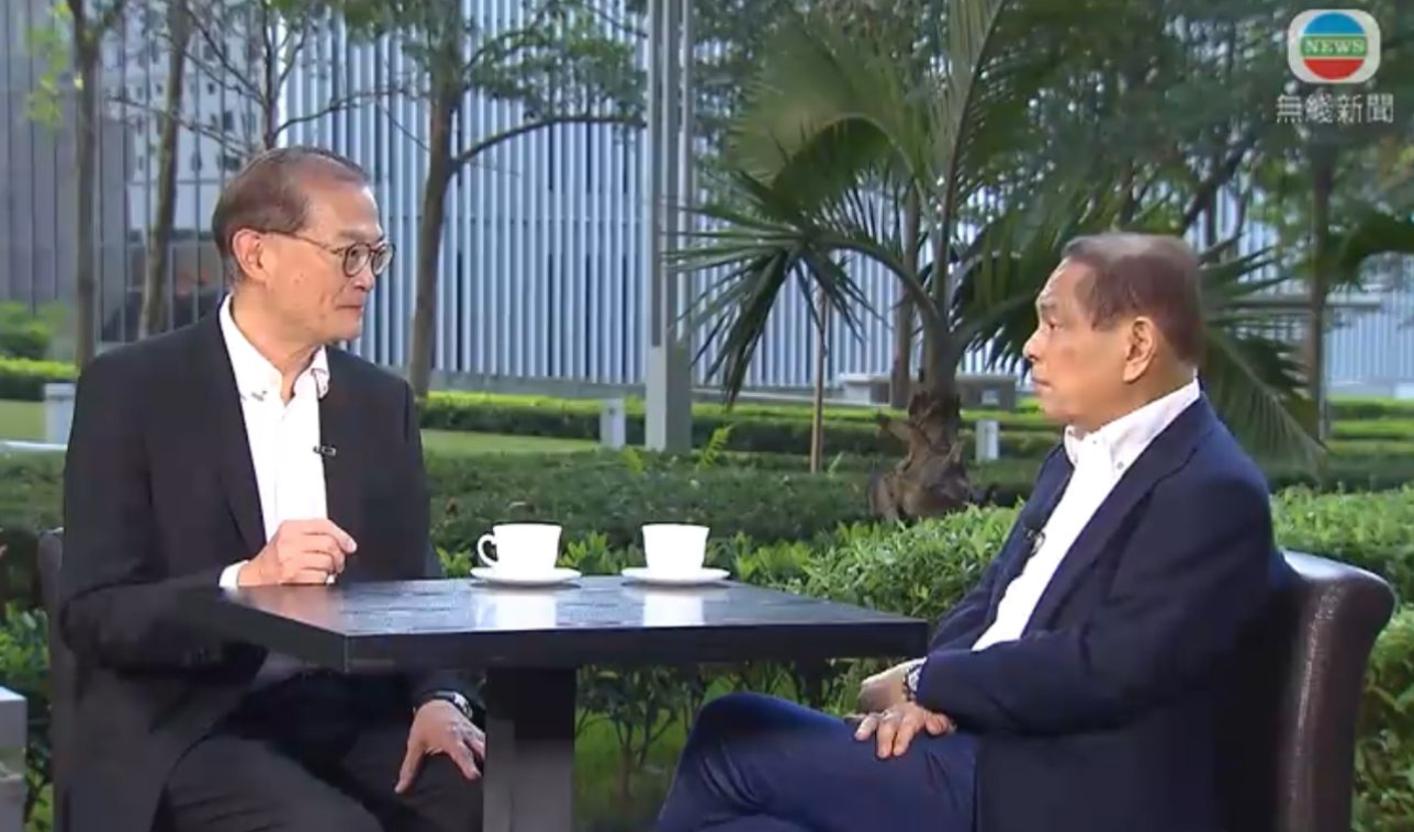 現時已戒煙的何柱國，與盧寵茂在吸煙與健康委員會《齊建無煙香港》電視專題節目對談。(無綫電視畫面)