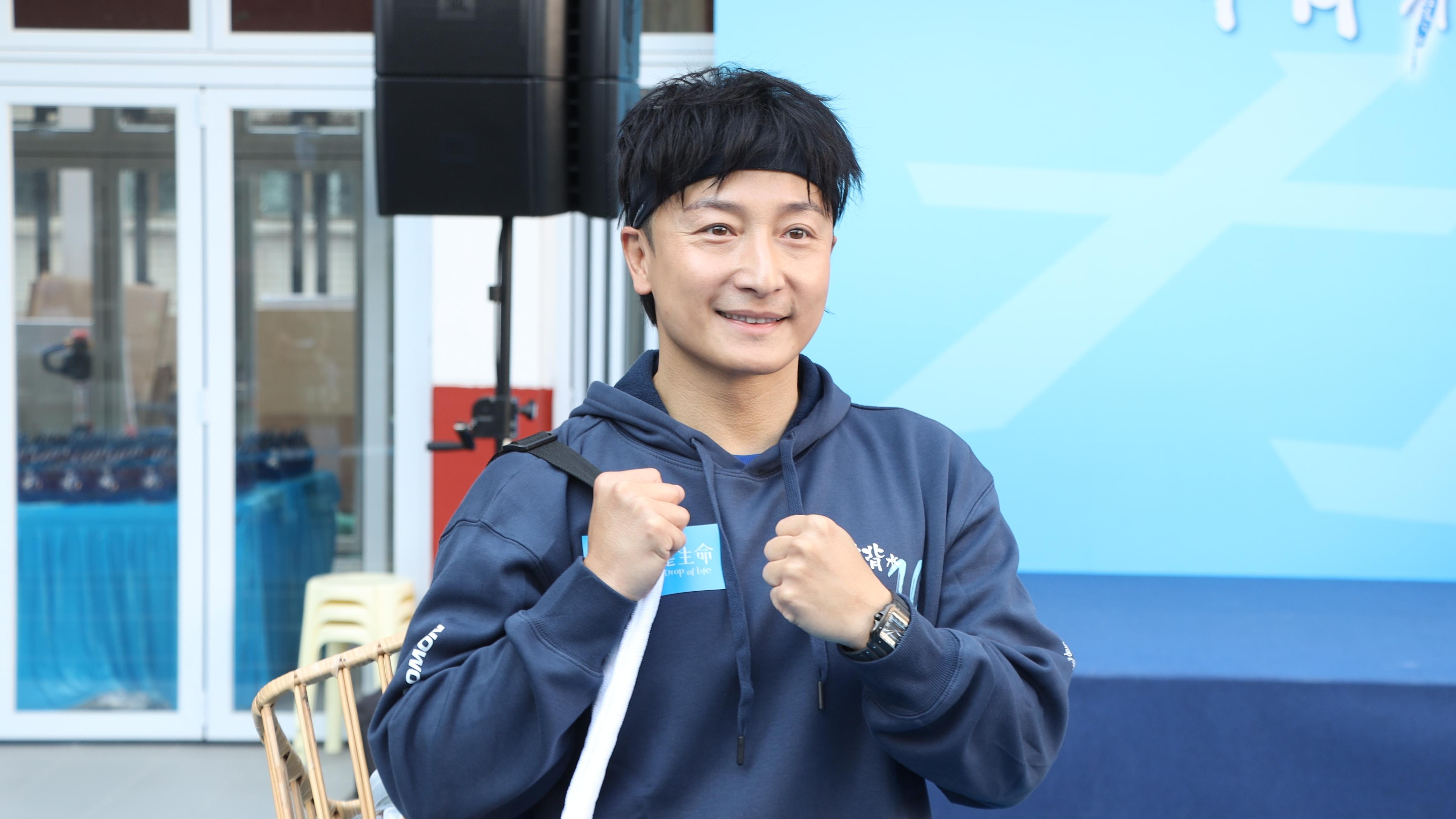 方力申新婚後復工，主持「揹水一戰」起步禮及參賽。(娛樂組攝)