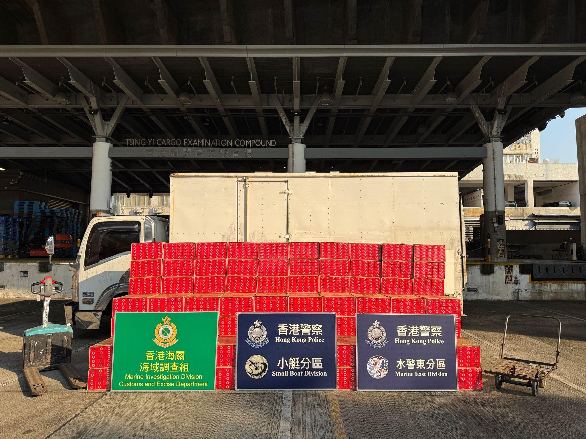 水警海關西貢檢735萬元私煙，兩可疑快艇逃往內地。(警方圖片)