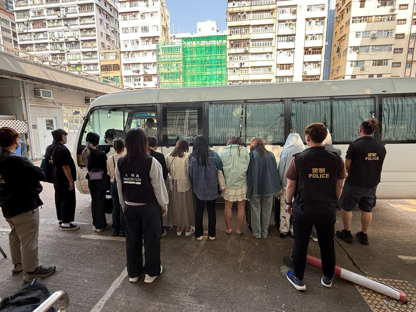 警聯入境處旺角反黑工及非法入境者拘11女。(警方圖片)