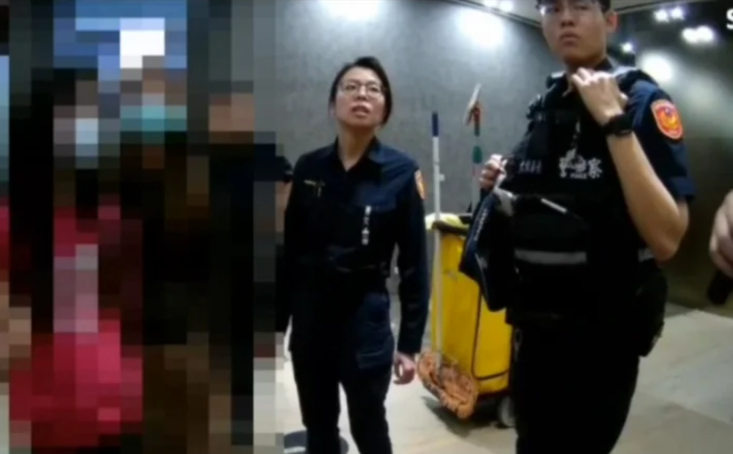 台灣台中市一名媽媽帶兩名女兒逛台中商場「誠品480」，疑因10歲小女兒觸碰拍貼機引發警報，百貨保安未查明事實就報案指她們偷錢，被5名警員當賊包圍及帶到派出所，事後發現是烏龍一場。(影片截圖)