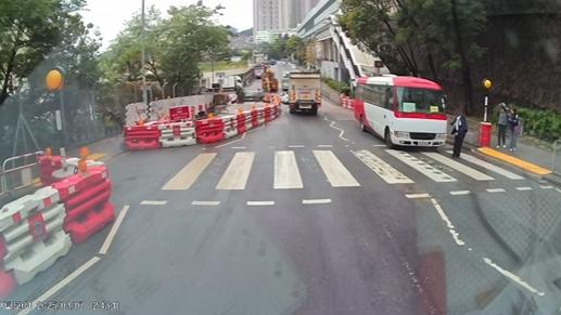 油塘發生校巴撞倒學生意外。（fb「車cam L（香港群組）」截圖）