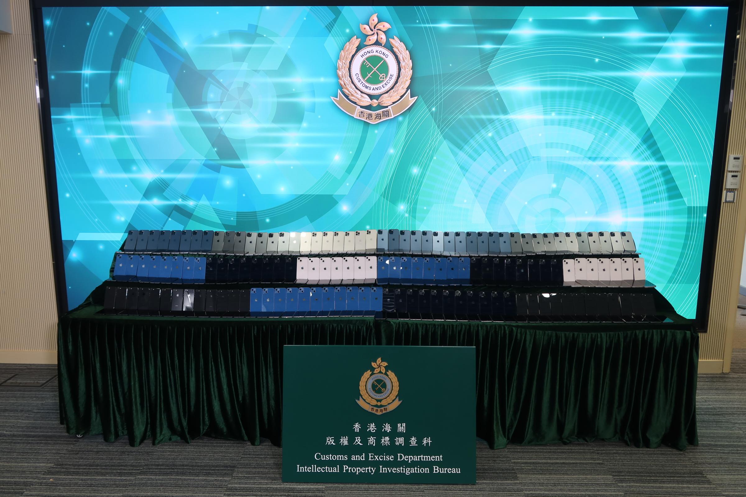 圖示檢獲的懷疑冒牌手提電話。(政府新聞處)