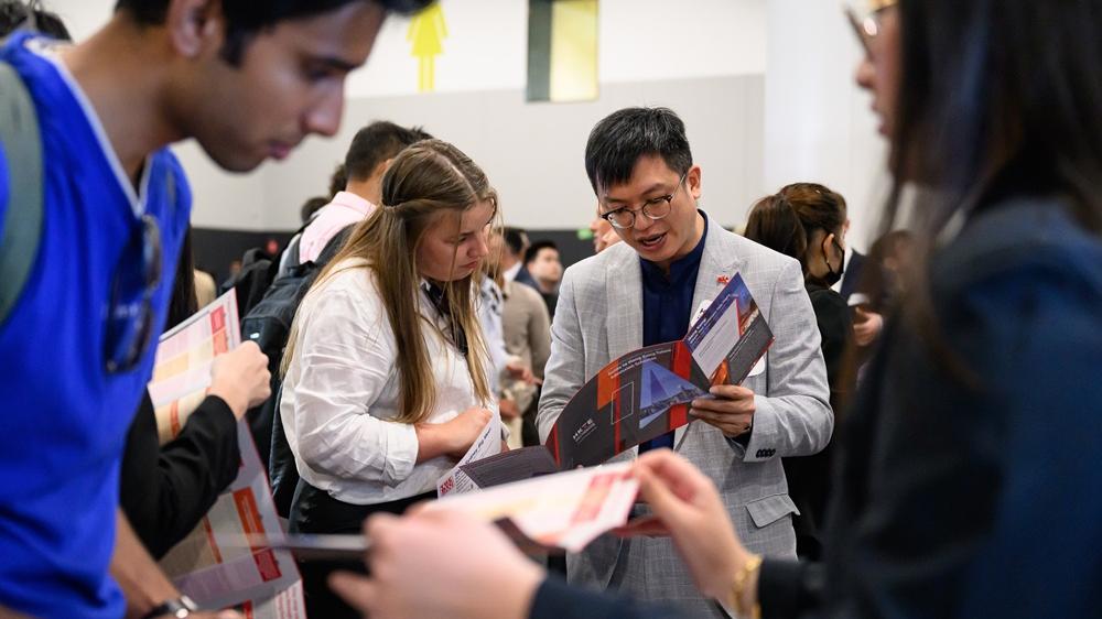 何啟明率人才辦訪問澳洲招攬人才