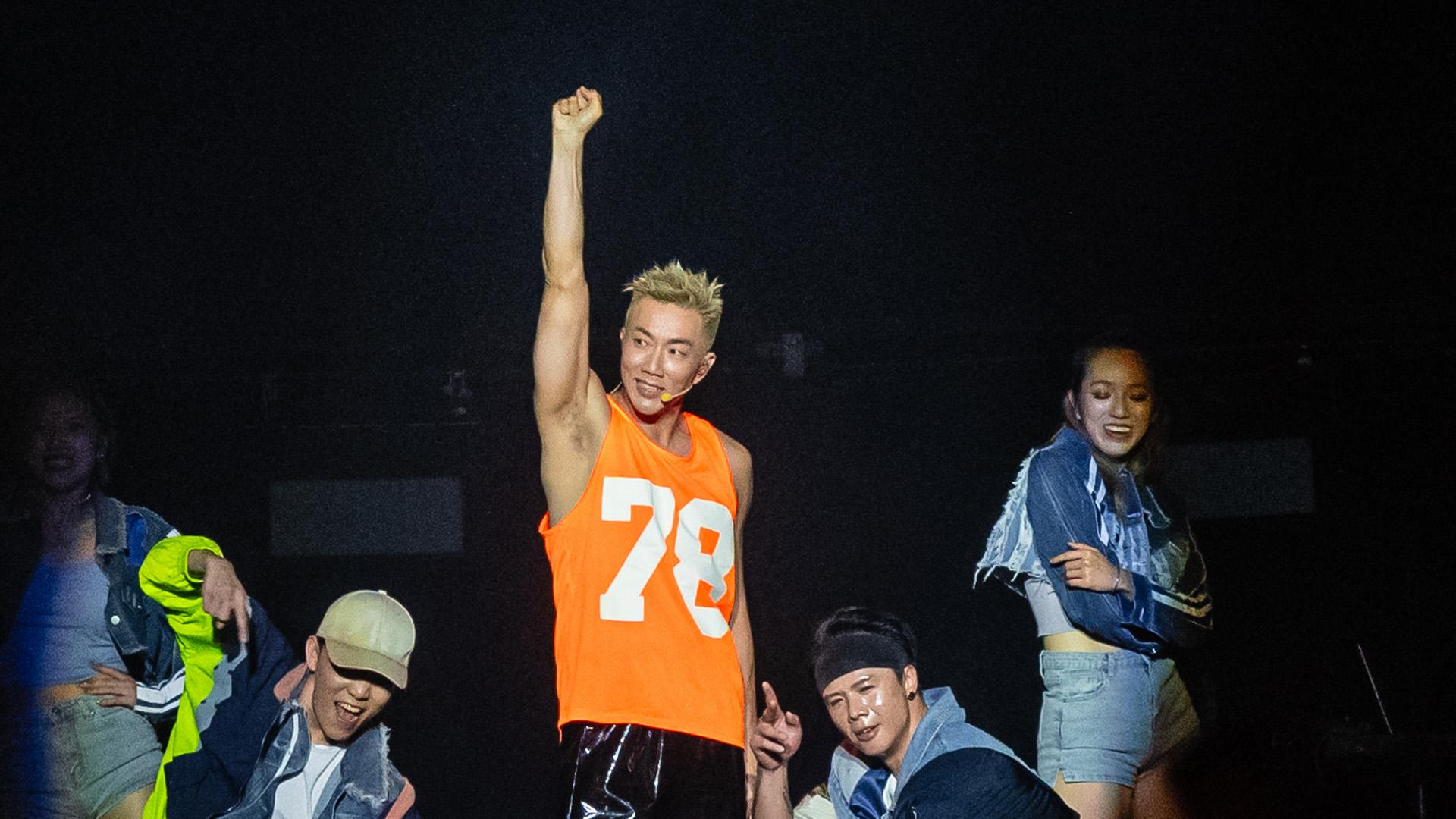 劉浩龍佛山開騷與JW合唱 化身為唱跳歌手大晒肌肉