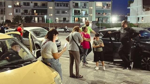 那不勒斯居民通宵在戶外等待。(X)