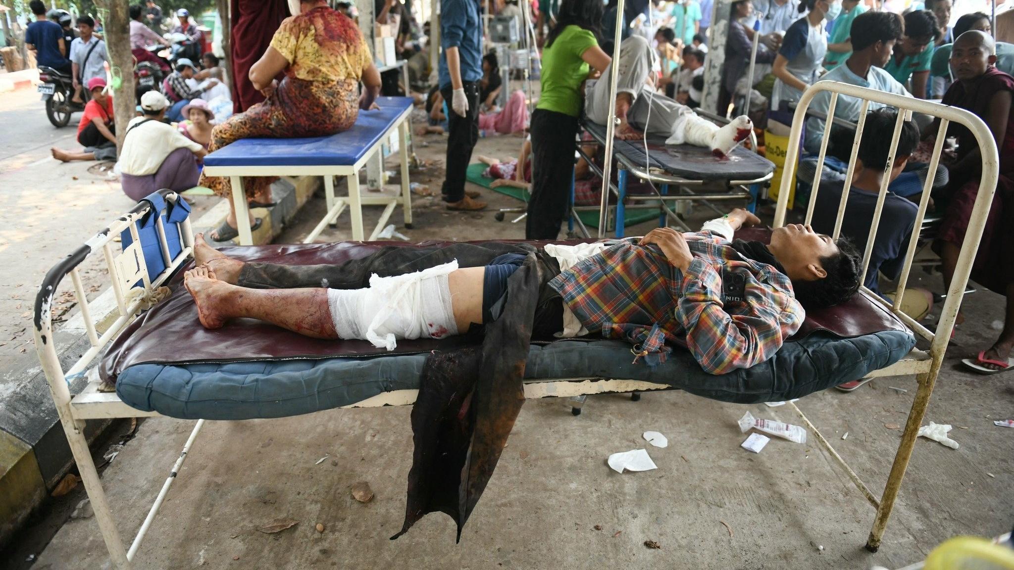 緬甸首都內比都的傷者在戶外接受治療。(X)
