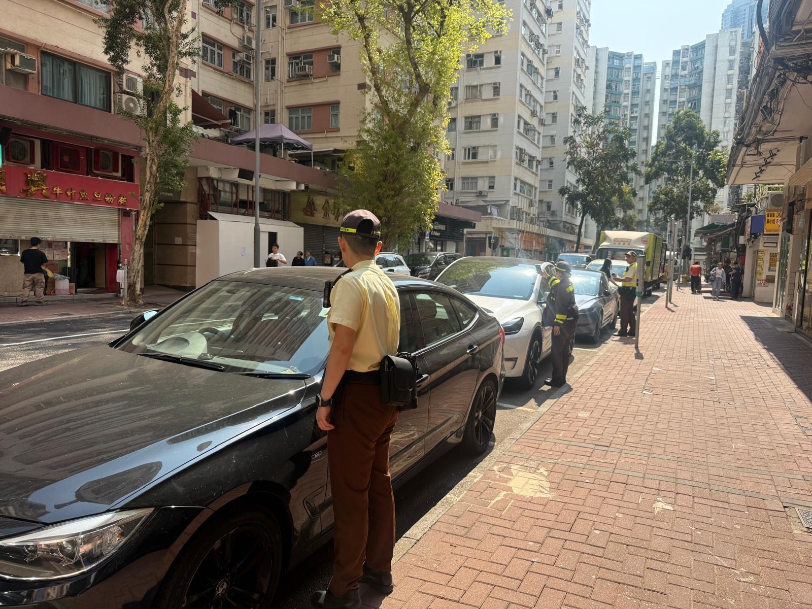 警西九打擊交通違規，4男踩電動單車被捕。(警方圖片)