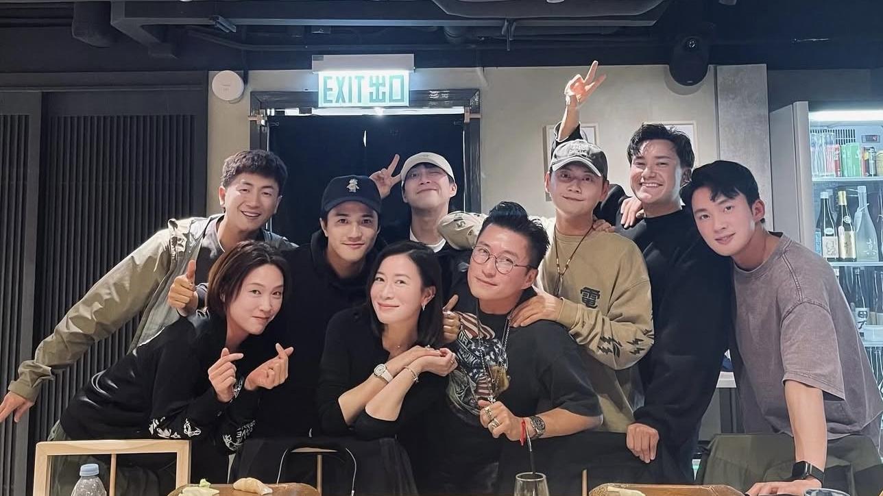 佘詩曼被黃庭鋒「胸壓」 孖7大小生飯聚顯女王地位