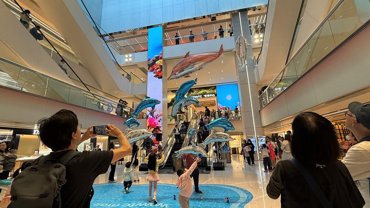 銅鑼灣wwwtc mall「空中海豚奇幻表演」 刺激人流按年增雙位數｜商場動態