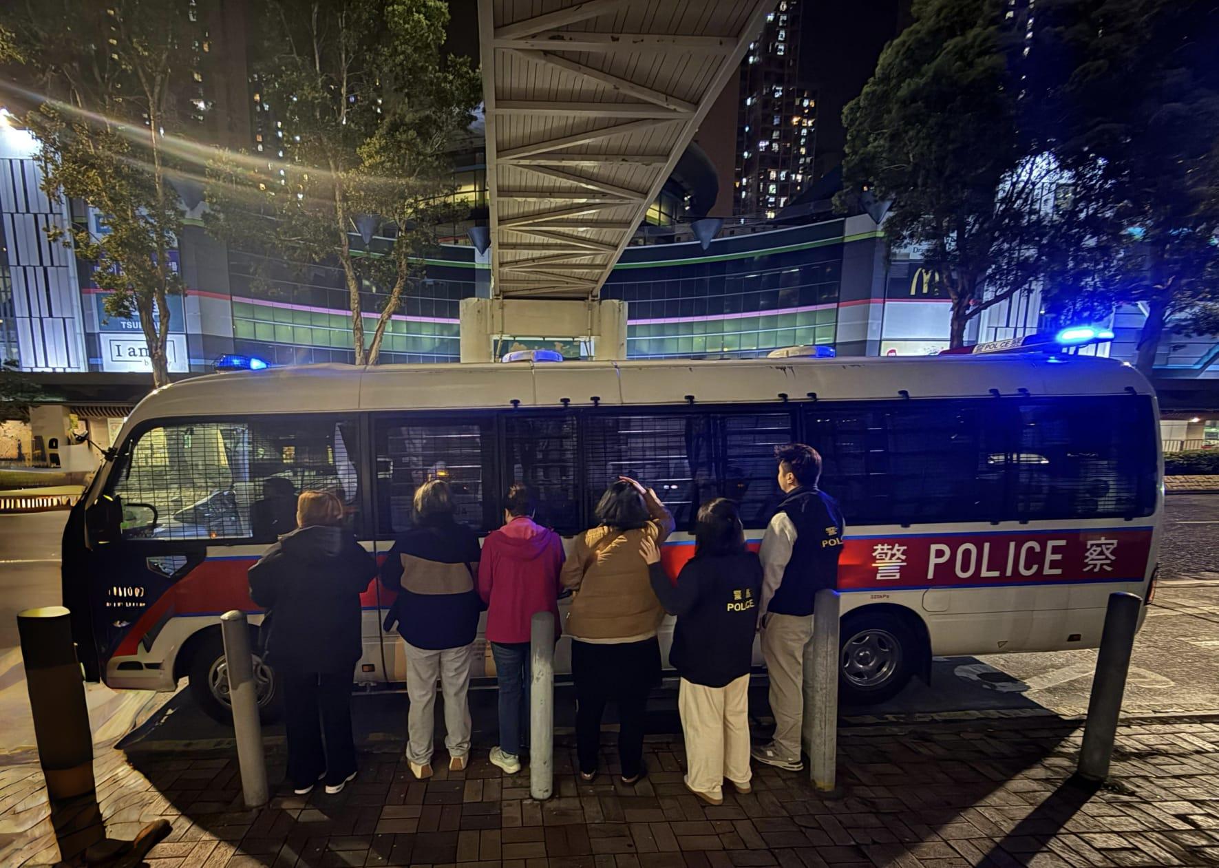 警將軍澳打擊非法聚賭拘5男女。(警方圖片)