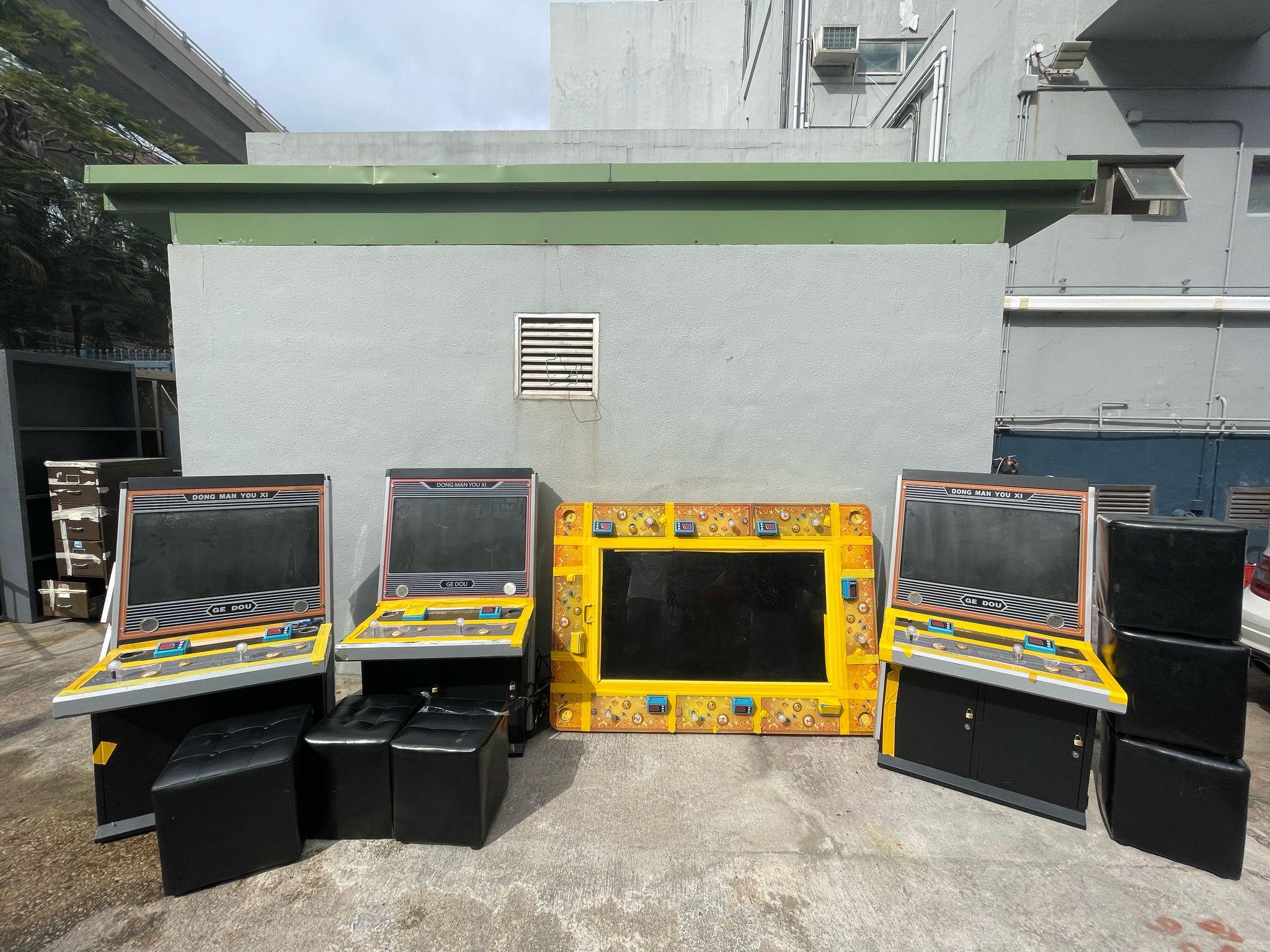 警方共檢獲4部釣魚機、一批遊戲卡及2,515元現金。(警方圖片)