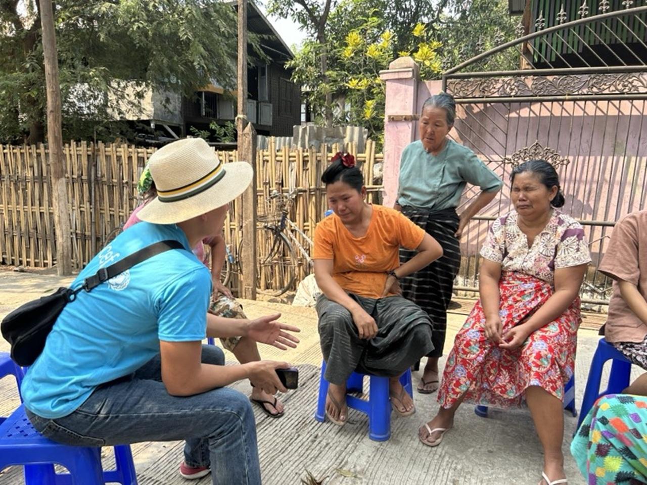 強震發生翌日，緬甸內比都的受災家庭與 UNICEF 緬甸辦事處人員會面，表達其當前處境與迫 切需求。© UNICEF/UNI771160/