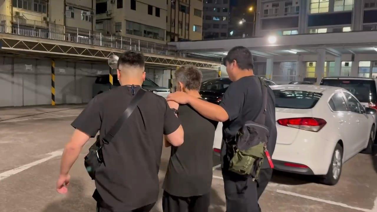 63歲男子於大窩口街市開袋偷手機被捕。(警方圖片)