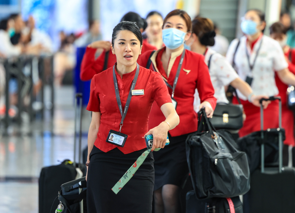 國泰航空行政總裁林紹波指，集團計劃今年底前，增加最多4000名員工，總數增至約3.4萬人，以支持業務持續增長。（中通社圖片）