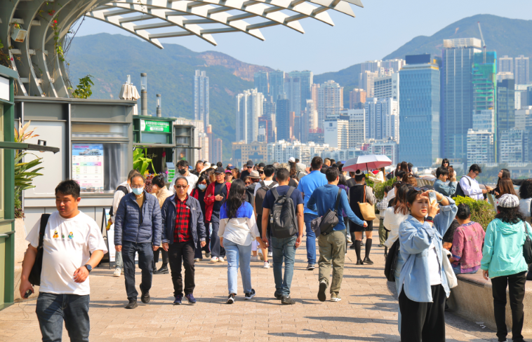 天文台在晚上9時45分發出寒冷天氣警告，預測本港周日天氣寒冷。(中通社)