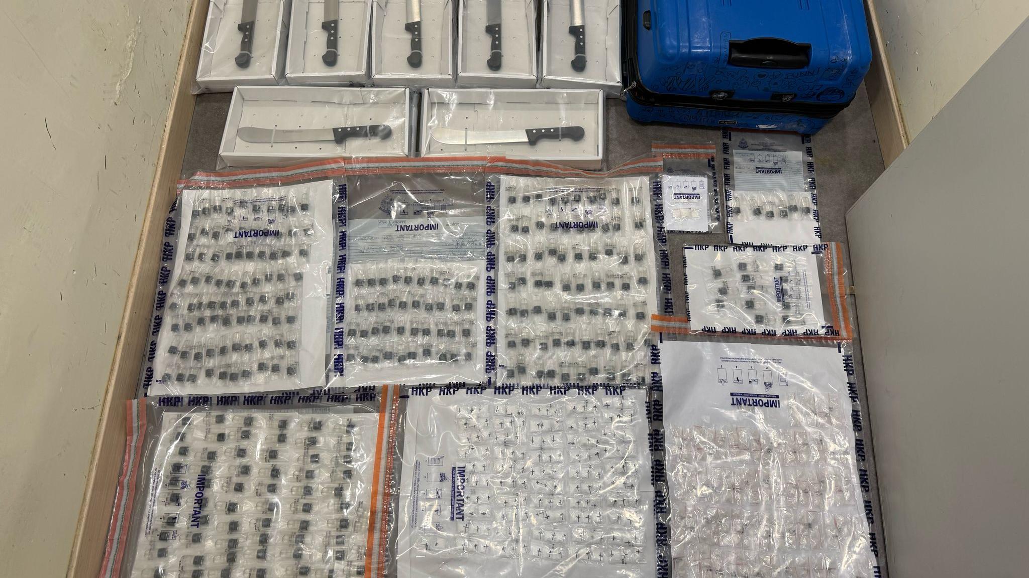 警方在單位內檢獲多款毒品和武器。