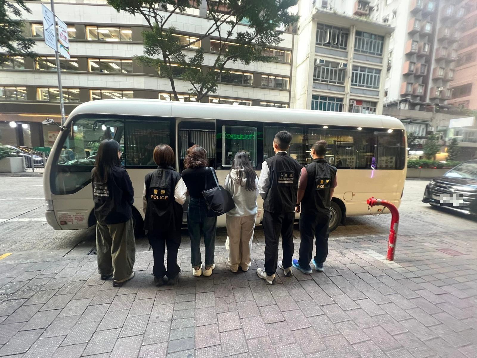 警灣仔掃黃拘6內地女，年齡介乎33至44歲。(警方圖片)