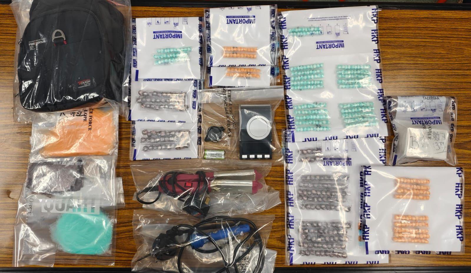 警深水埗幸福邨檢16萬元海洛英拘兩男女。(警方圖片)