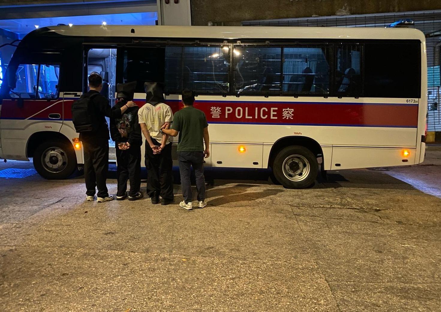 警葵涌反毒品拘4青年，年齡介乎19至20歲，並檢130萬元可卡因等毒品。(警方圖片)