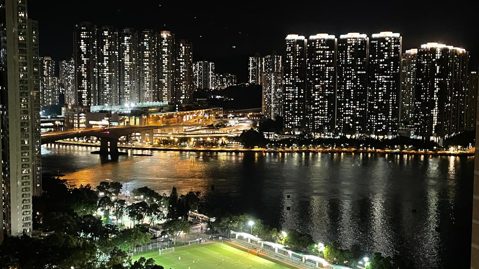 荃灣環宇海灣最新沽出的兩房戶，屬罕有放盤的前排海景單位，日夜景色均十分吸引。(代理提供)