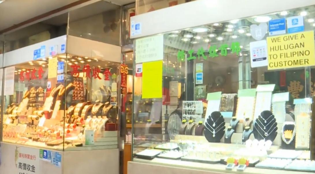 一名女子向金行訛稱出售金牌，期間盜取近3萬元逃去。(有線新聞畫面)