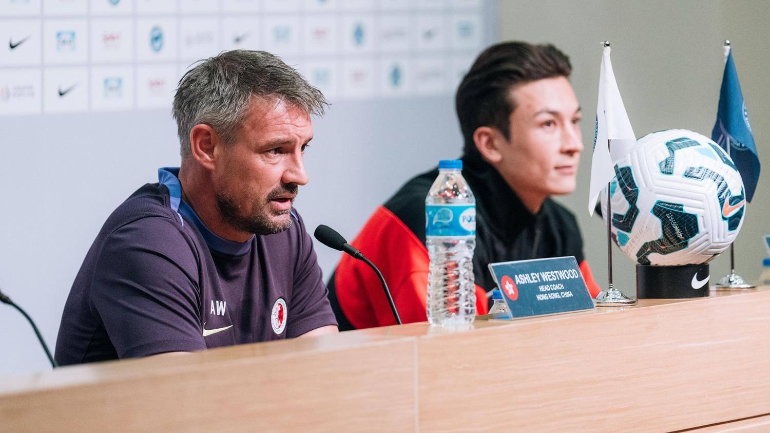 香港主帥韋斯活及前鋒安永佳出席賽前的記者會。(香港足總圖片)