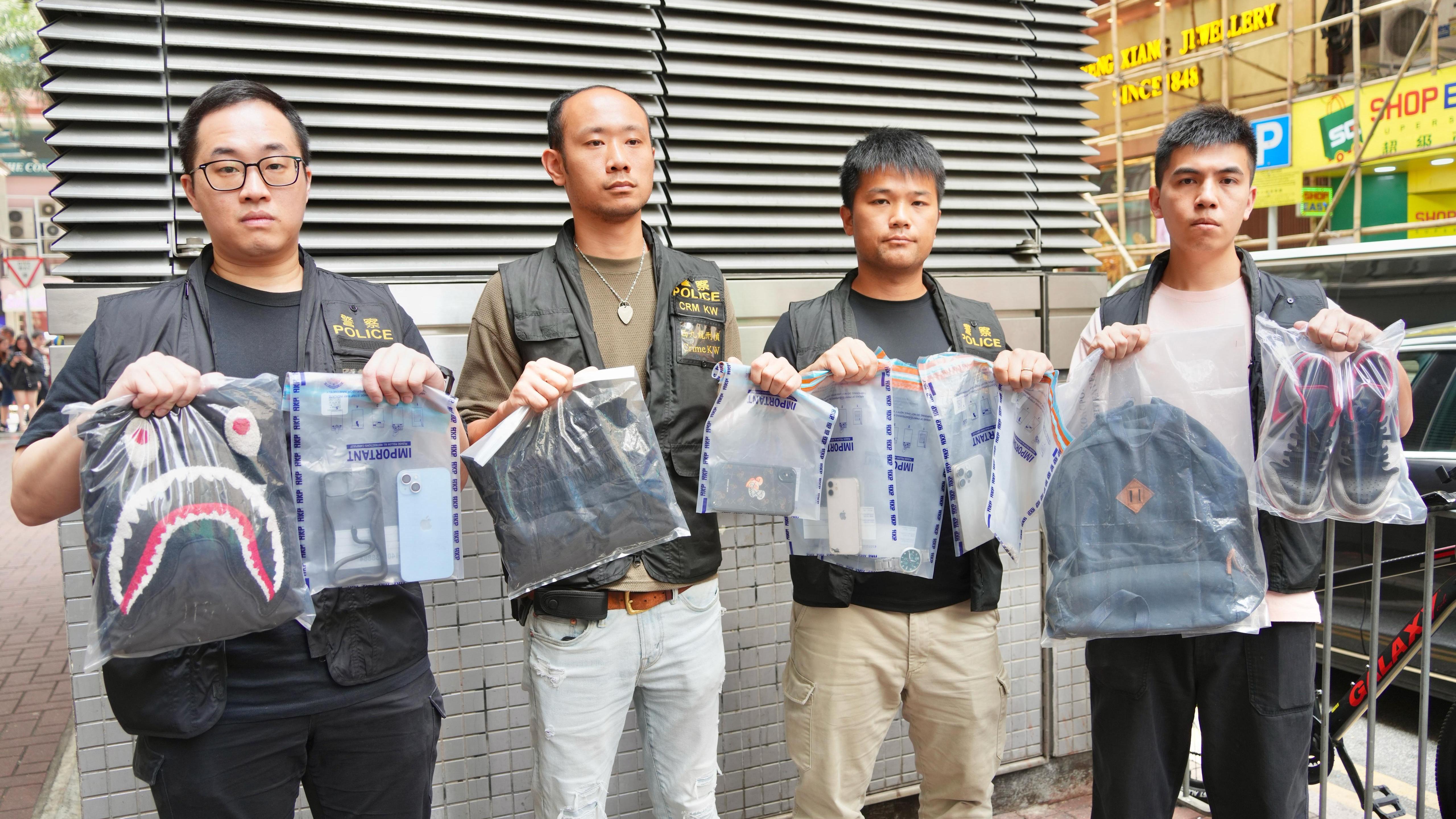 警方展示尖沙咀搶劫案中的證物。