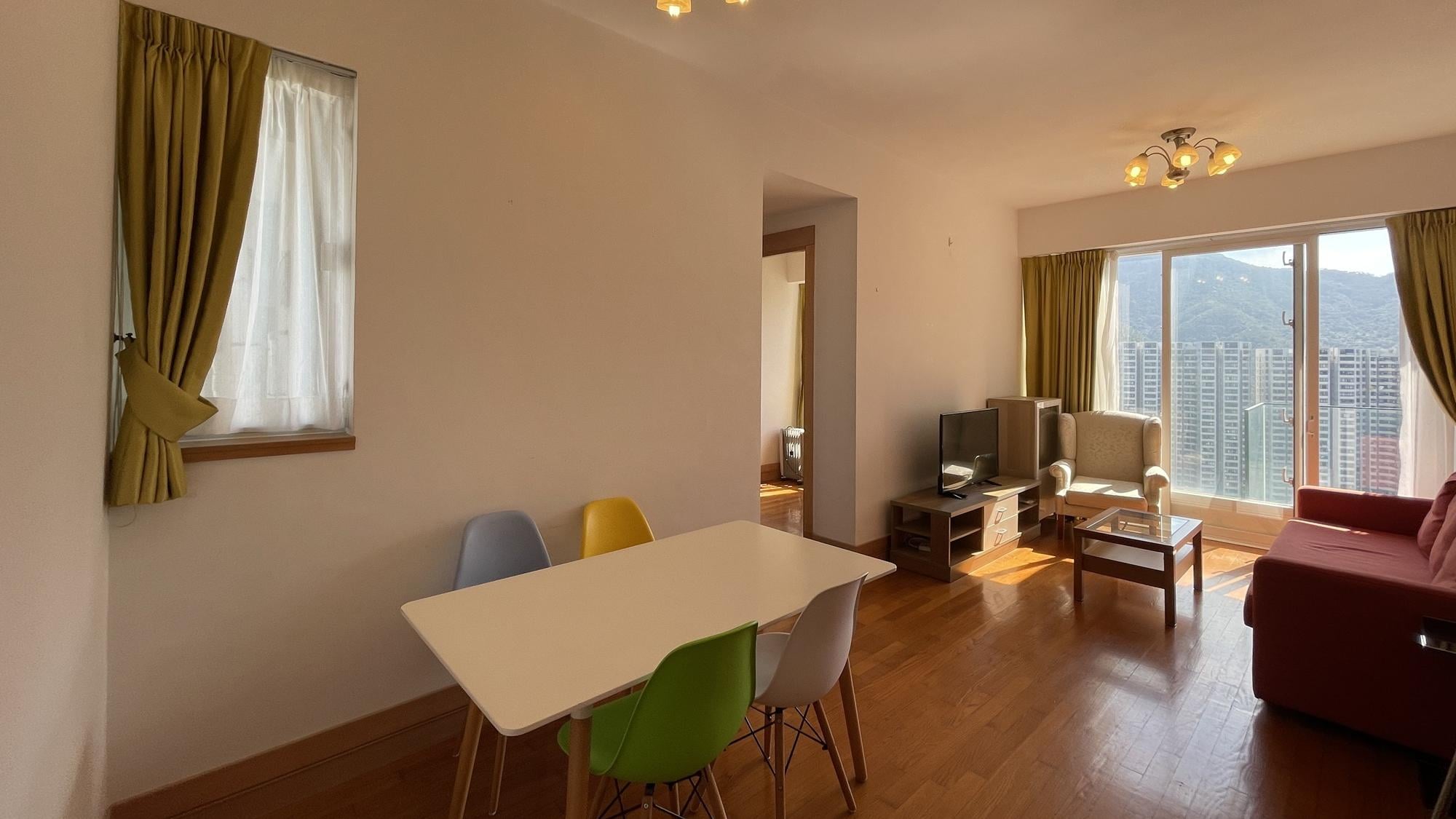 單位為極高層正南戶，屬罕有放盤，位置居高臨下，室內採光度十足。