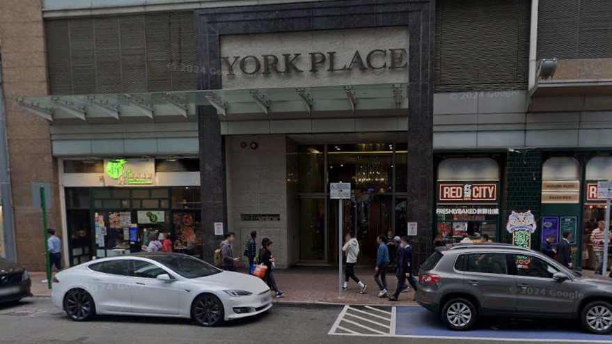 灣仔YORK PLACE地下1號舖，消息指最新以約6,800萬元易手，舖位現由越南餐廳承租，月租約19.5萬元。(網上截圖)