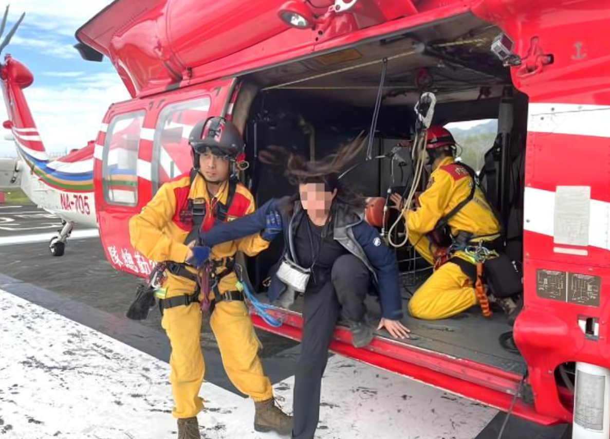 台灣一名30歲行山女子獨攀南三段，行經可樂可樂安山因右腳趾腫脹對外求援，由空勤直升機將她救下山送醫治療。(網上圖片)