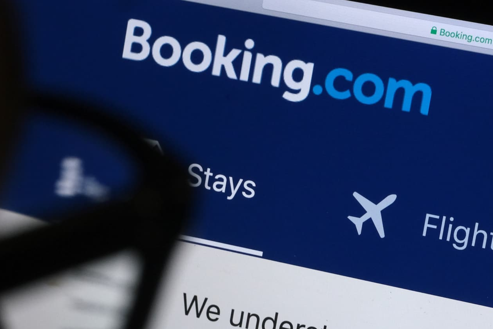 Microsoft(微軟)自去年12月起，觀察到一系列針對酒店業者的網絡釣魚攻擊，冒充旅行社網上旅行社Booking.com 並利用 ClickFix 社交工程技術。詐騙郵件以處理客戶負面評論為藉口，誘使受害者點擊連結或打開附件，最終竊取登入帳號及財務資料。