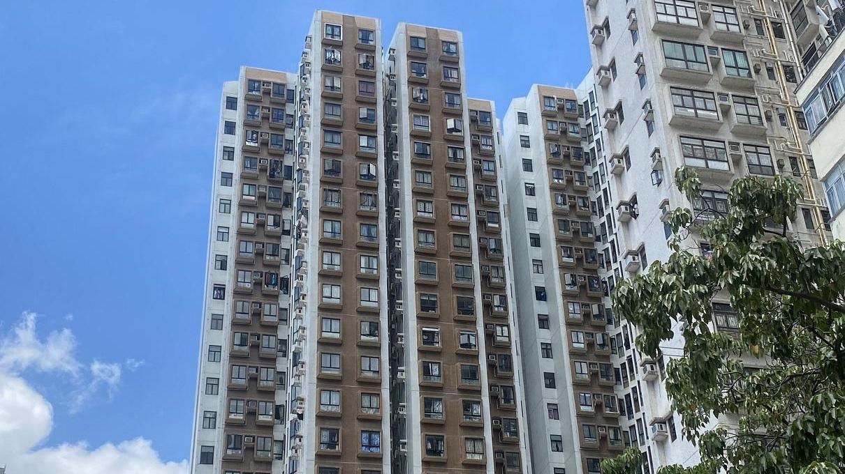 筲箕灣站上蓋屋苑峻峰花園海景兩房戶，獲用家以530萬元承接，長情業主帳賺逾280萬元退場。