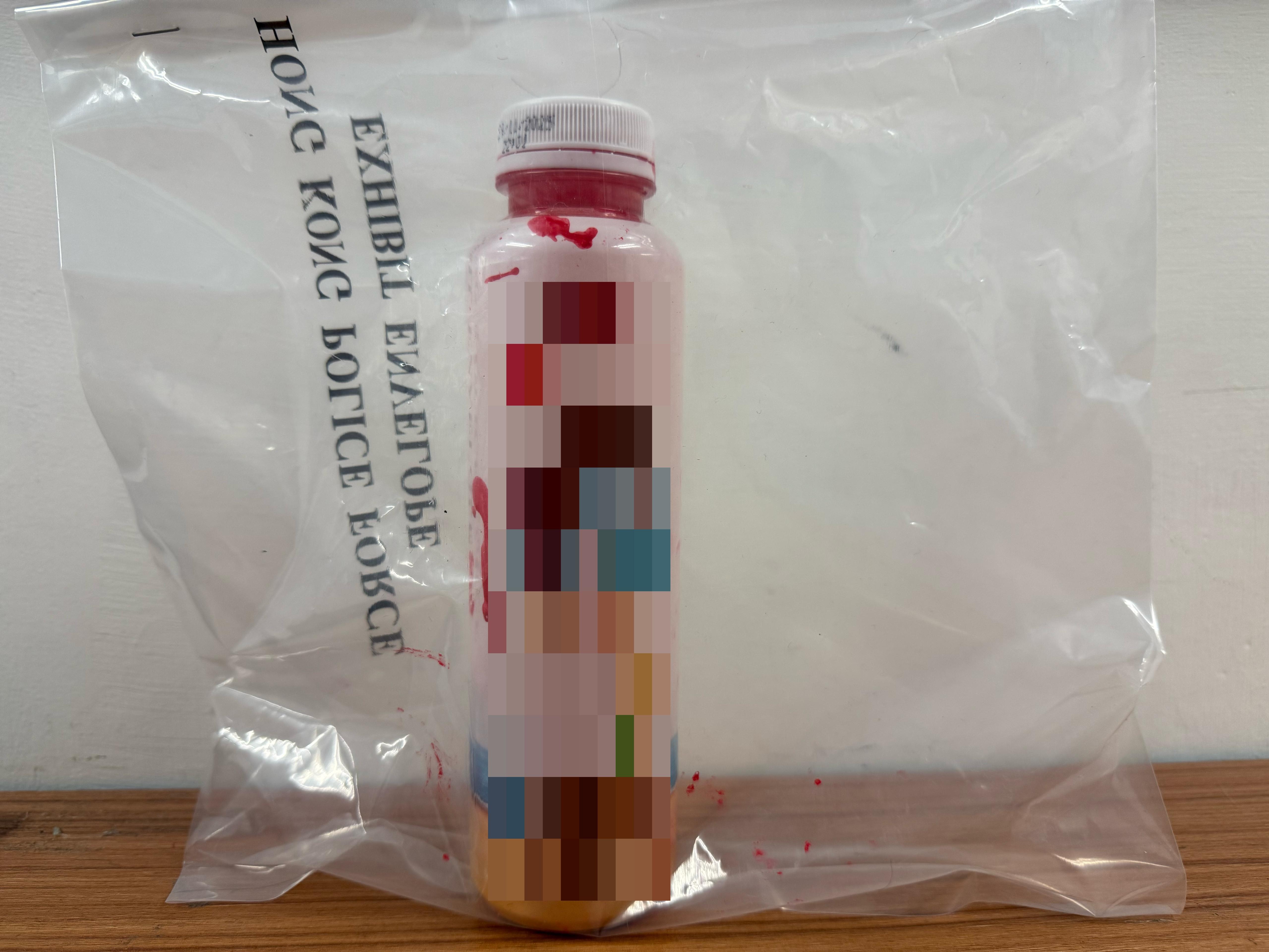 葵涌邨單位一日兩遭淋紅油收數，警拘兩名15及16歲少年。(警方圖片)