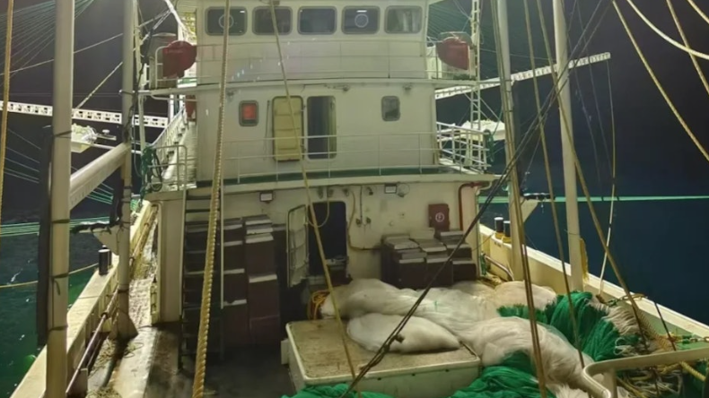 有內地網民近日在社交平台上發文稱，其身為船長的父親在印度洋公海海域被船員殺害拋屍，並稱該案已獲威海海警立案。威海海警局昨日通報稱，疑犯已被控制，涉事船隻正在返港，案件正在依法偵辦中。