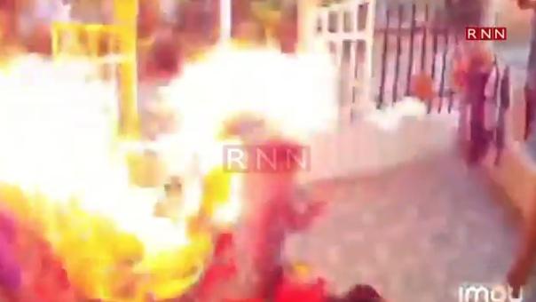 6人打邊爐，爐具突然爆炸，冒出巨大火燄。(互聯網)