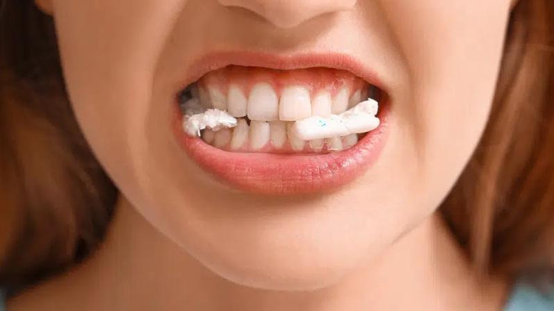 美國最新研究發現，在咀嚼過程中，香口膠會釋放數以百計塑膠微粒到口裡。(互聯網)