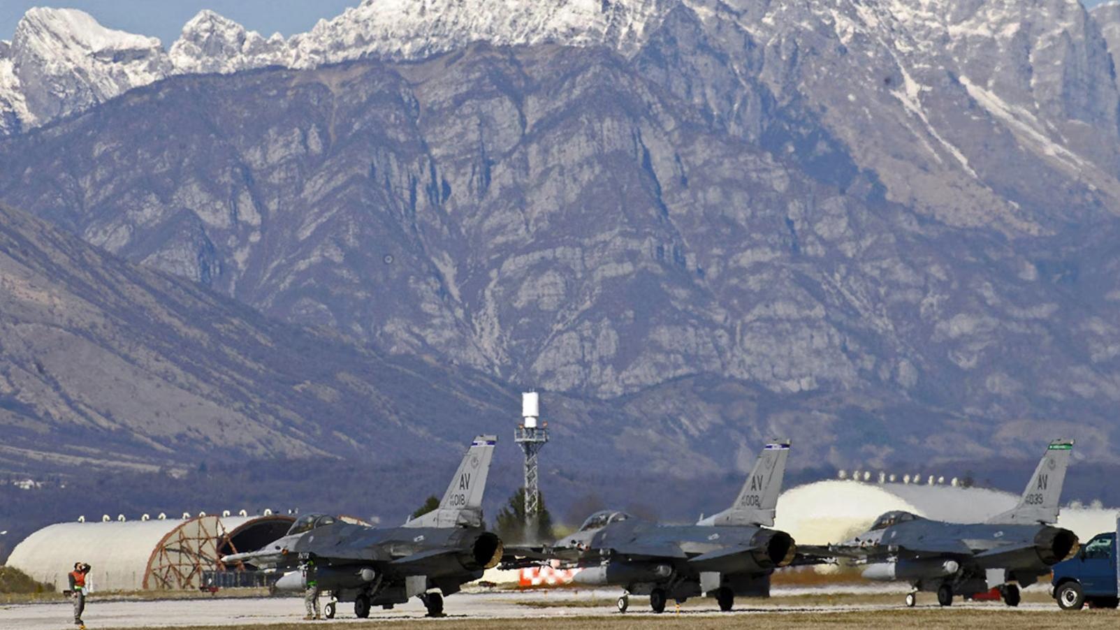 圖為美軍在意大利北部的阿維亞諾空軍基地(Aviano Air Base)。(互聯網)