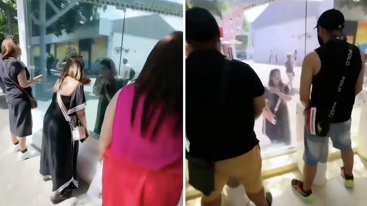 女性對著鏡子整理儀容(左)，不知鏡子後面有男士正對著尿兜小便(右)。(互聯網)