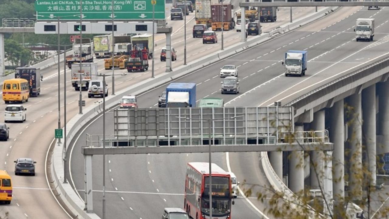 修訂包括擴闊可在快速公路上使用的電動車輛種類，讓電動商用車輛可以無需申請快速公路許可證，直接在快速公路上行駛。（陳美寶網誌圖片）