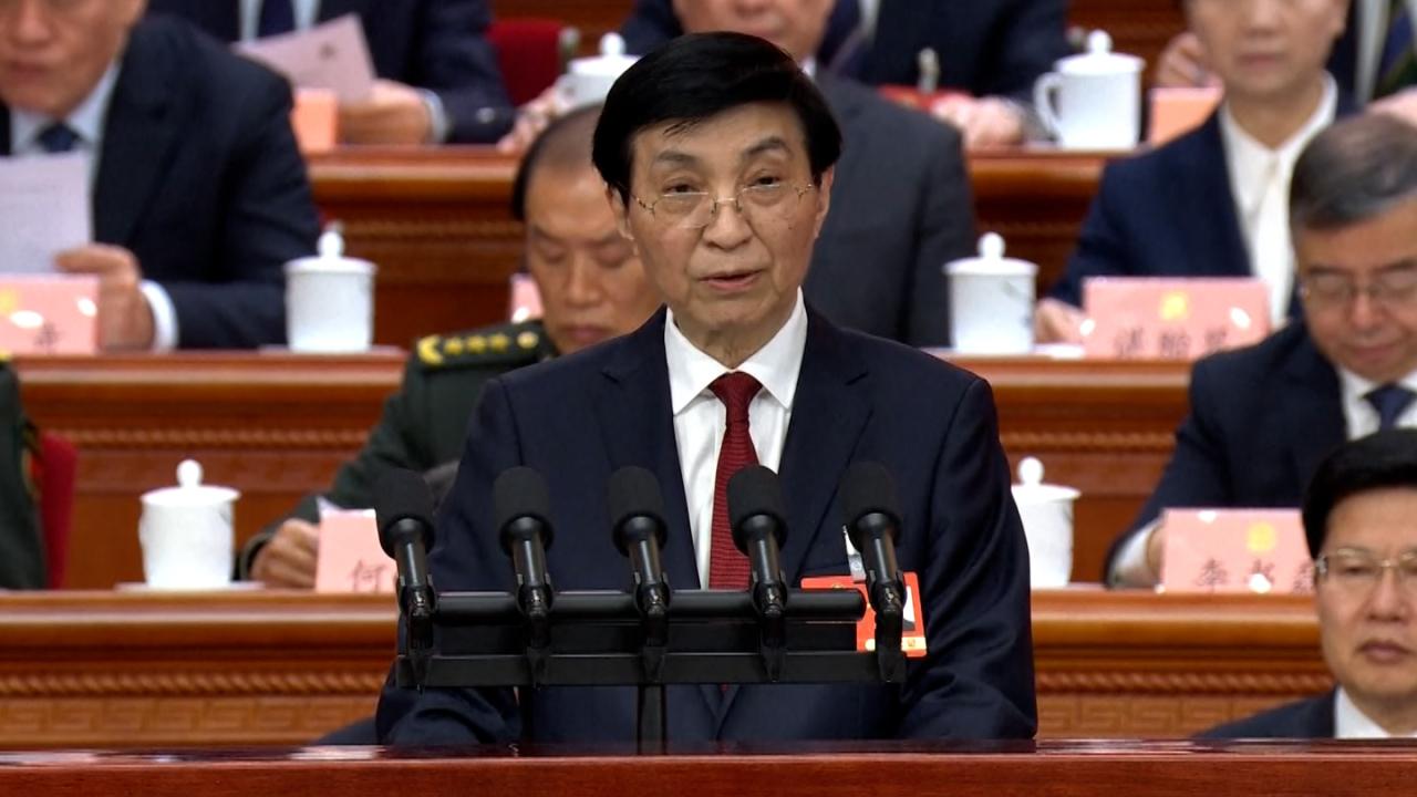 王滬寧表示，以習近平為核心帶領沉著應變，順利完成目標任務。（央視截圖）