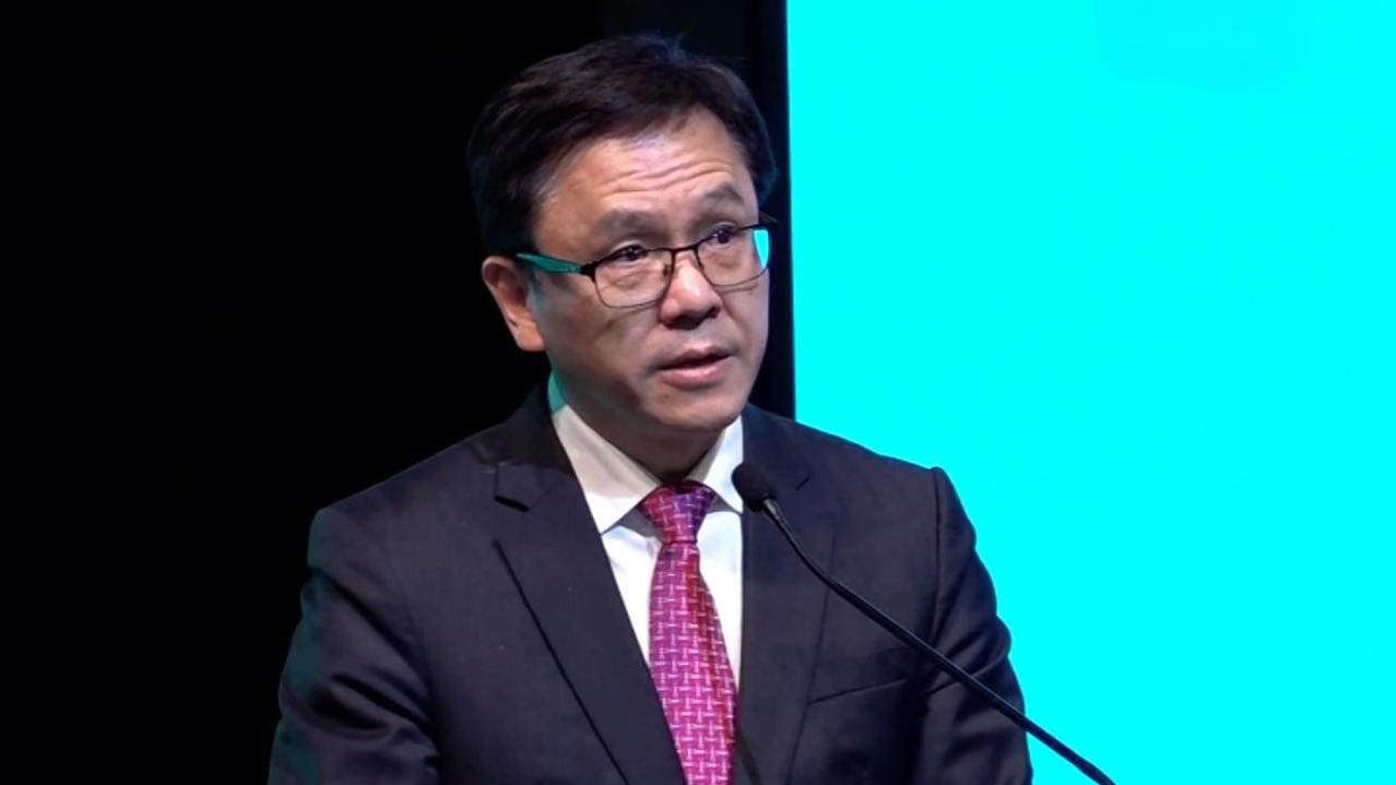 孫東指現時香港正全力打造國際創新科技中心，形容對未來創科產業的發展已進入快車道，人工智能、數據、機械人等被列入重點發展範疇。（港台圖片）
