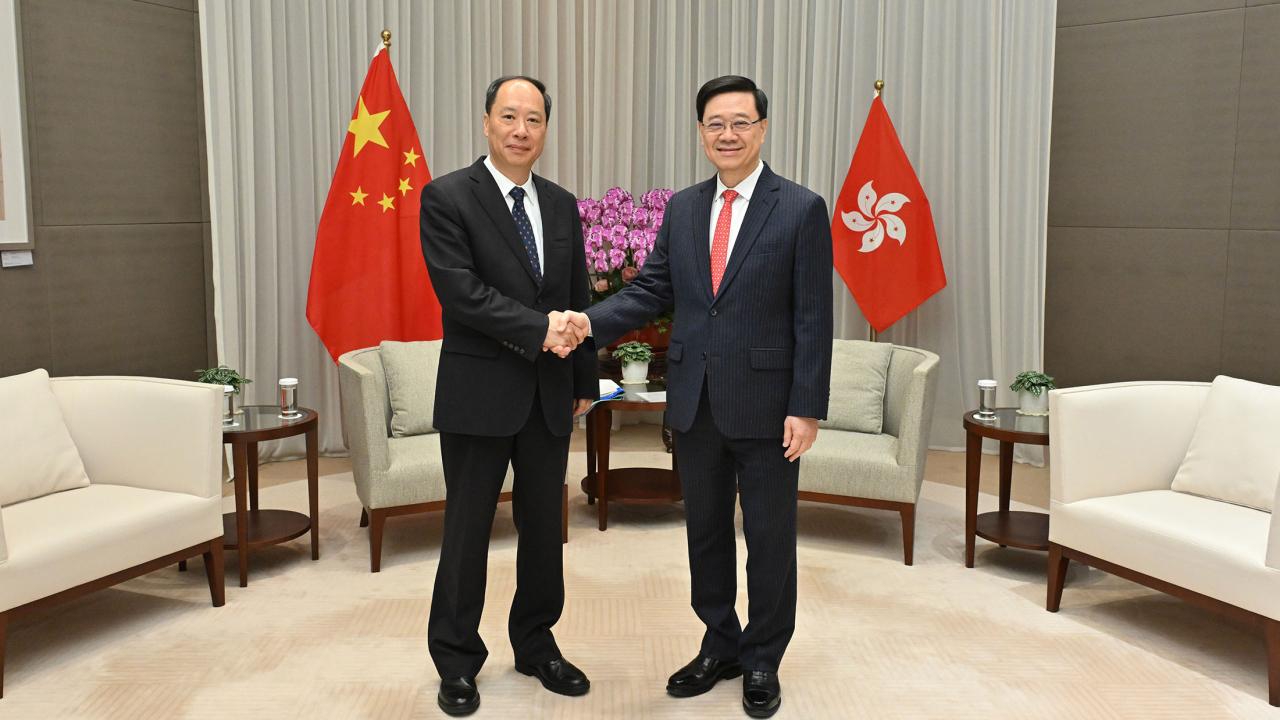 李家超（右）與江門市委書記陳岸明（左）會面。（政府新聞處）